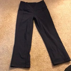 Lululemon 3/4 length tights black w cell phone waistband pocket